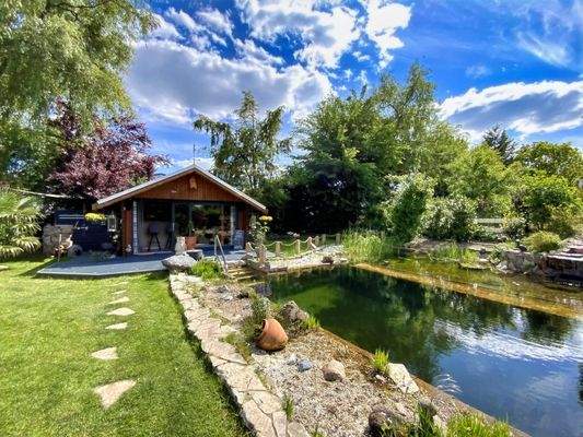 Gartenhütte mit Schwimmteich