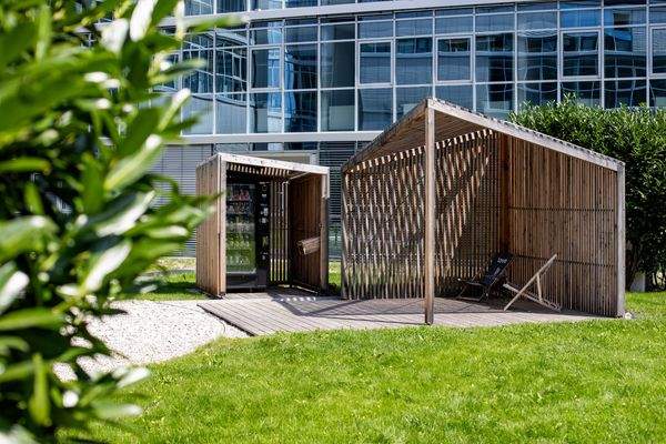 _15I8508_Innenhof Sitzpavillon und Automat