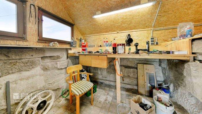 Werkstatt neben Garage