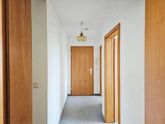 Vom Flur aus erreichbar: Bad, Schlafen, Wohnen