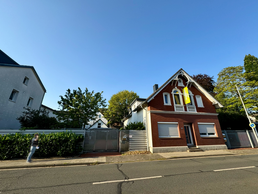 Straßenansicht, mit Eingang zur Wohnung EG