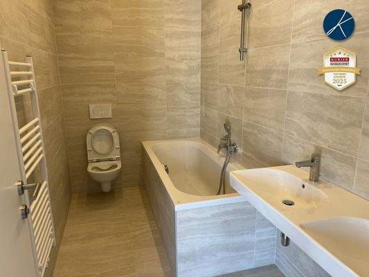 Tolles Bad mit Wanne