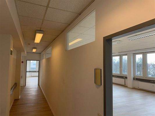 Büroflur rechte Seite vom Eing