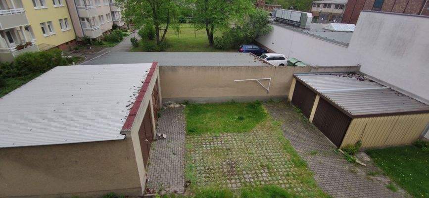 Blick in den Innenhof mit Garagen