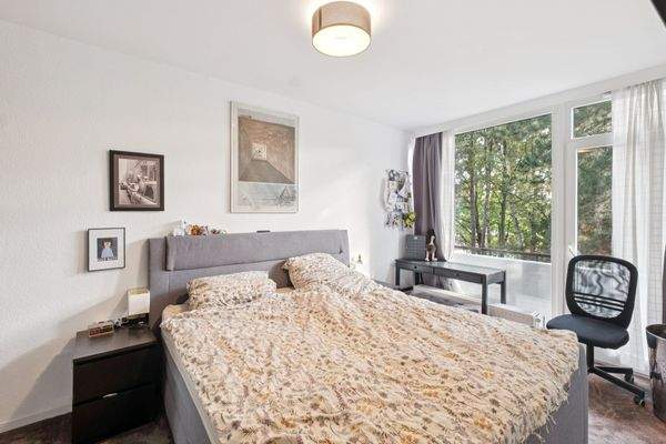 Schlafzimmer mit Zugang zum Balkon