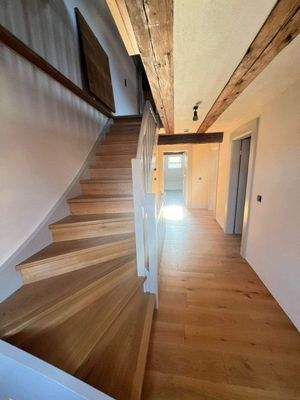 Flur und Treppe zum Obergeschoss