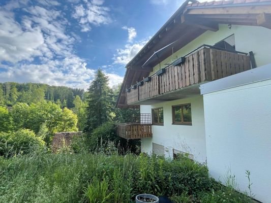 Die Hausansicht mit Balkon