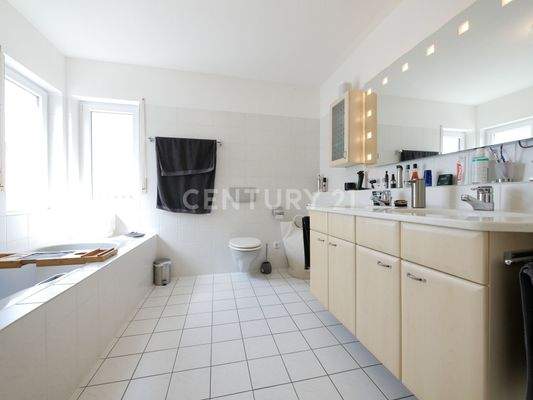 Tageslichtduschbad mit Wanne im Obergeschoss