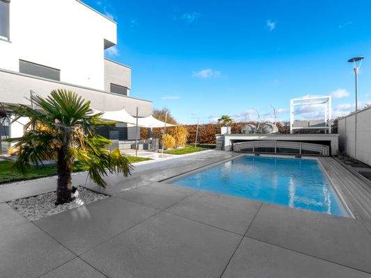 Außenbereich mit Blick auf Haus.jpg