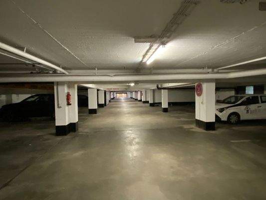 breite Parkbuchten in der TG