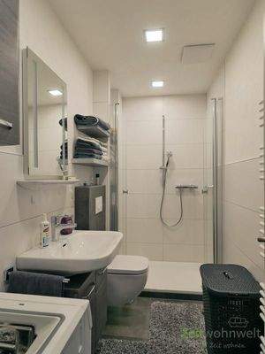 modernes Bad mit Dusche