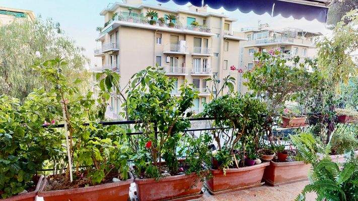 appartamento-in-vendita-Sanremo-lusso-garage-doppio-giardino-cucina-all'aperto