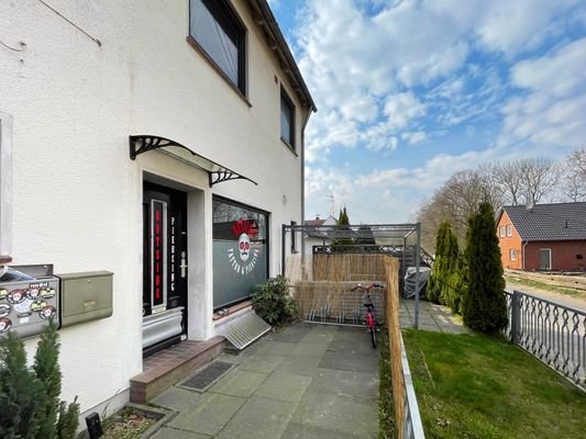 Seitlicher Eingang Gewerbe +Terrasse / Haupthaus