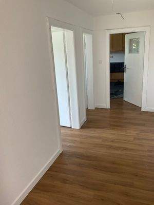 Flur mit Blick in Küche