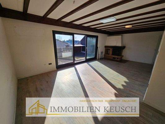 Wohnzimmer mit Zugang zum Balkon