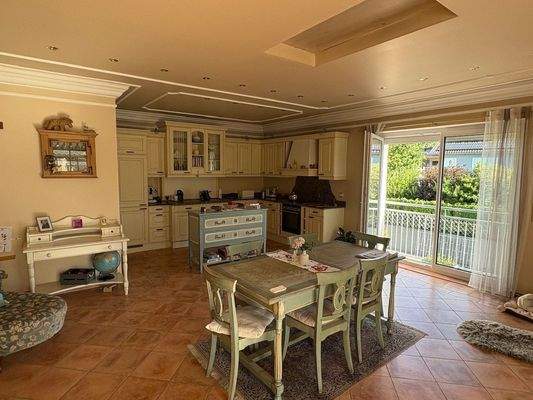 Küche mit Essplatz, nebenan die Speis