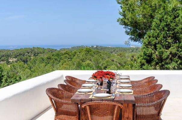 Weitere Terrasse mit Essbereich