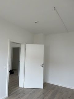 Schlafzimmer mit weißen Türen