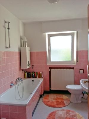 Bad mit Wanne und Fenster