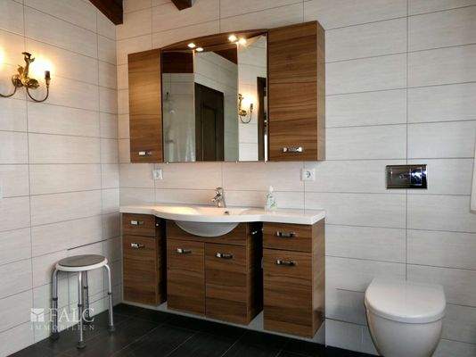 OG2: Modernes Badezimmer