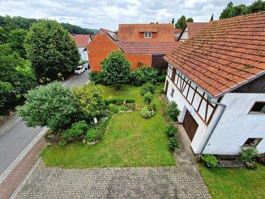 Vorgarten mit Zufahrt