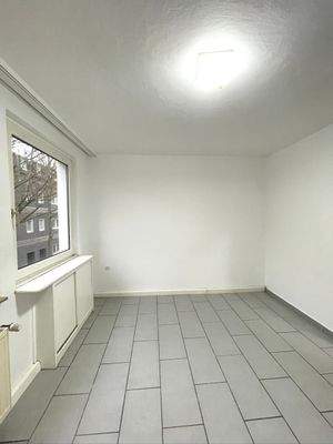 Helles Wohnzimmer mit Fenster