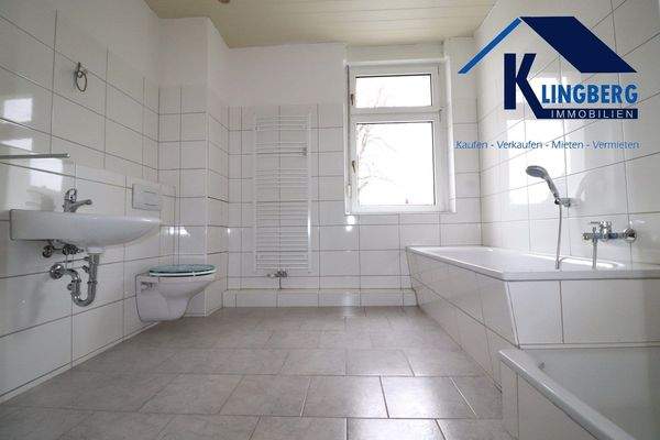 Tageslichtbad mit Dusche und Wanne OG