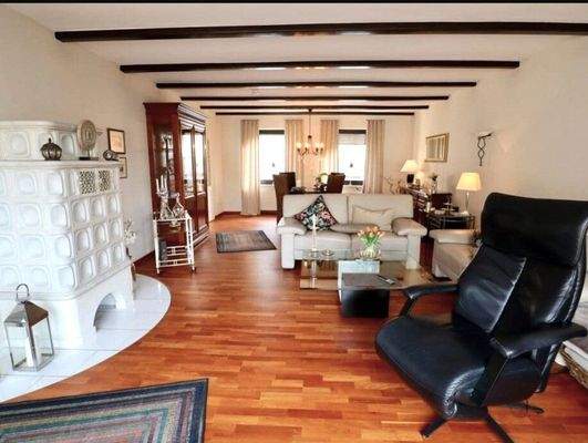 helles Ess- und Wohnzimmer mit Zugang zur Trerrasse