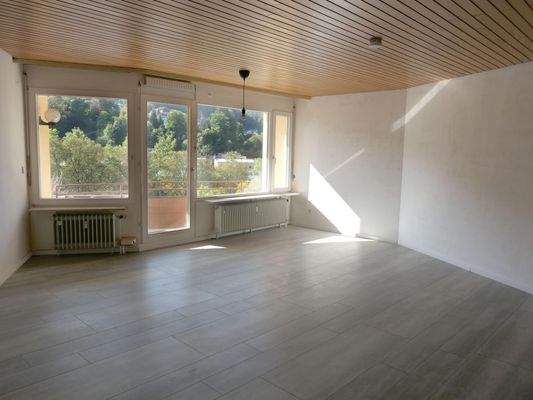 großzügiges Wohnzimmer mit Zugang zum Balkon