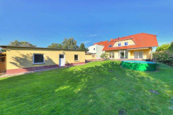 Garage Gartenansicht