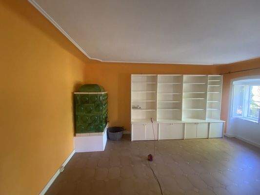 Wohnzimmer mit Bibliothek