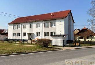 seitliche Frontansicht mit Eingang