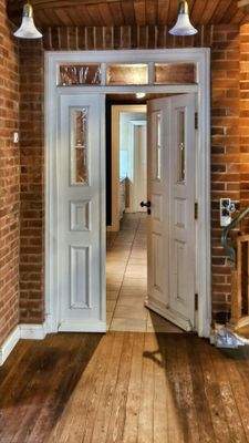 OG: Tür von Wohnhalle zum Flur