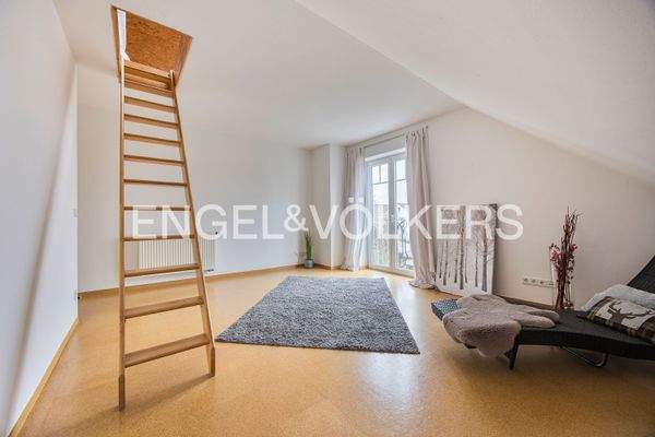 Kinderzimmer 2 im Dachgeschoss mit Flügeltür und L