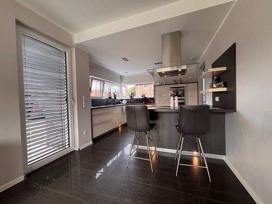 Moderne Wohnküche mit Insel