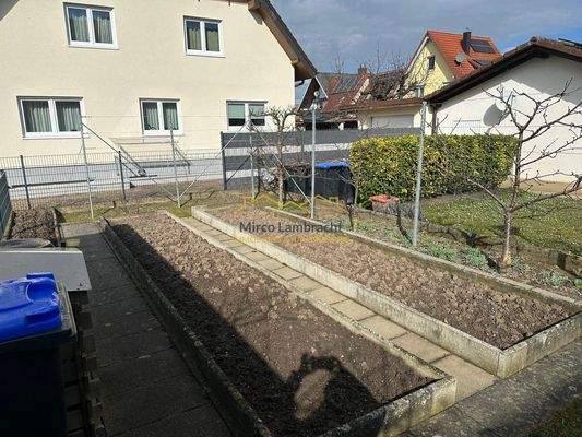 Nutzgarten hinter der Garage