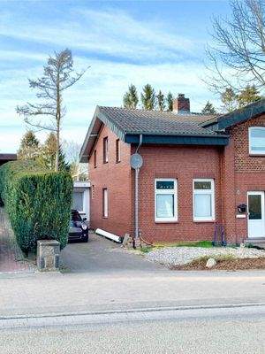 Strassenansicht mit Einfahrt