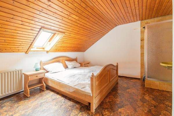 Gemütliches Dachgeschoss-Gästezimmer mit eigener Dusche