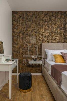 1. Obergeschoss: 3 Schlafzimmer mit jeweils eigenem Bad, Loggia &Terrasse