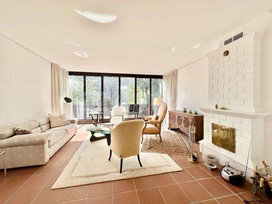 Wohnzimmer mit Kamin