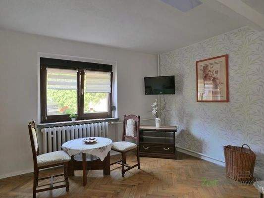 Tisch und TV, Zimmer 2