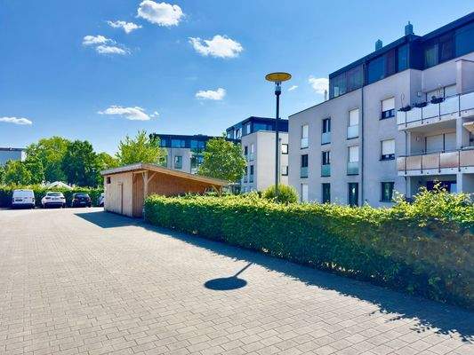 Rückansicht Gebäude und Außenanlage