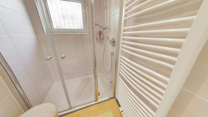 Badezimmer mit Dusche KG