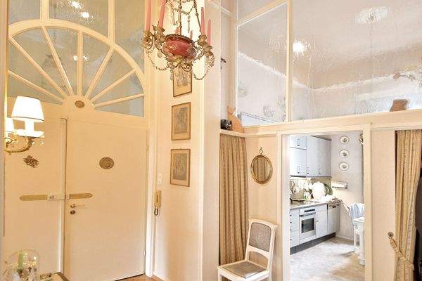 Stilvoller Altbau - hohe Decken, Stuck und Charakter