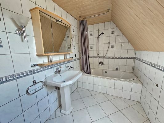 helles Wannenbad im OG