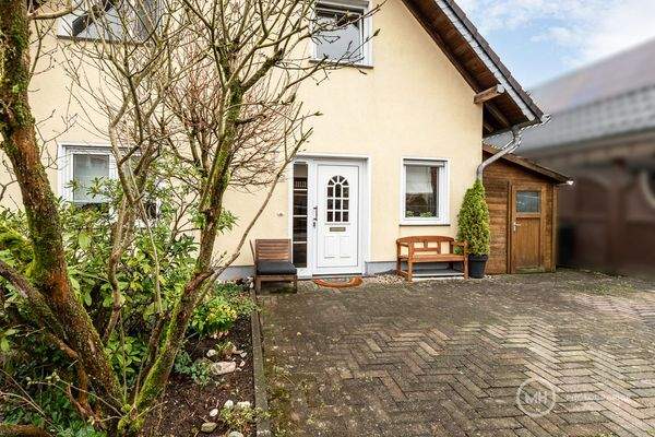 Eingang mit Stellplätzen