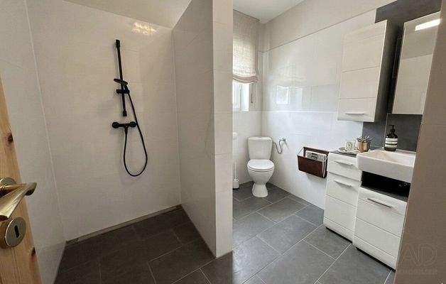 Vollständig ausgestattetes Badezimmer mit ebenerdiger Dusche