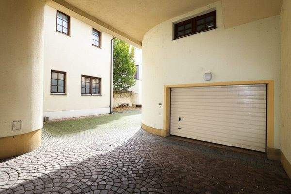 Innenhof mit Garagenplätzen