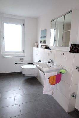 Bad mit Dusche und WC