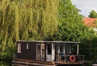 Hausboot in mitten der Natur